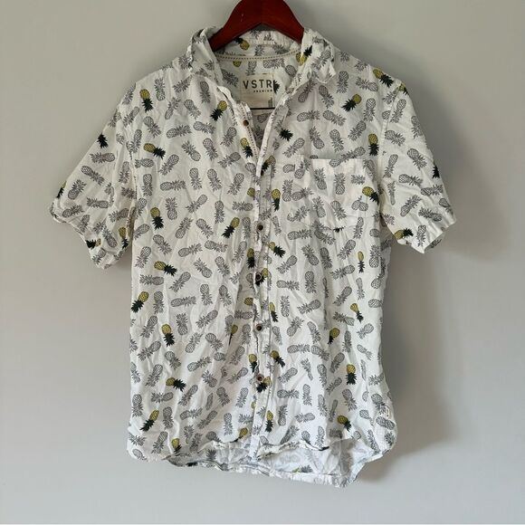 VSTR Premium Men's Size M Short Sleeve Button Down Pineapple Pattern Shirt  - - Picture 2 of 4